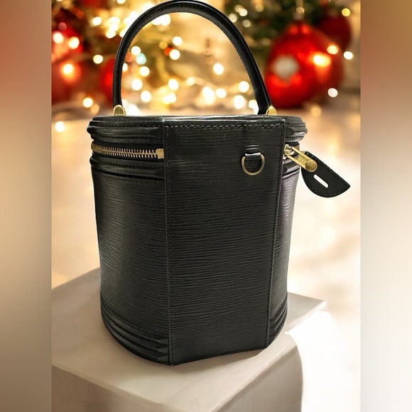 Louis Vuitton Black Epi Leather Noir
Cannes Vanity Case. Like New! 🔥 - Picture 10 of 16